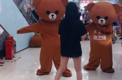 商场小熊小姐姐,萌态可掬的甜蜜守护者