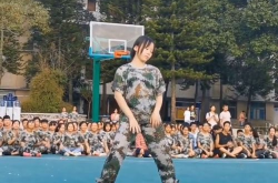 军训小姐姐跳舞拉丁文,小姐姐拉丁舞动青春活力
